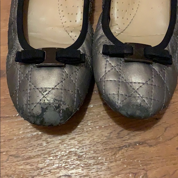 Silver quilted shoes with black bow size 8 - Picture 3 of 4